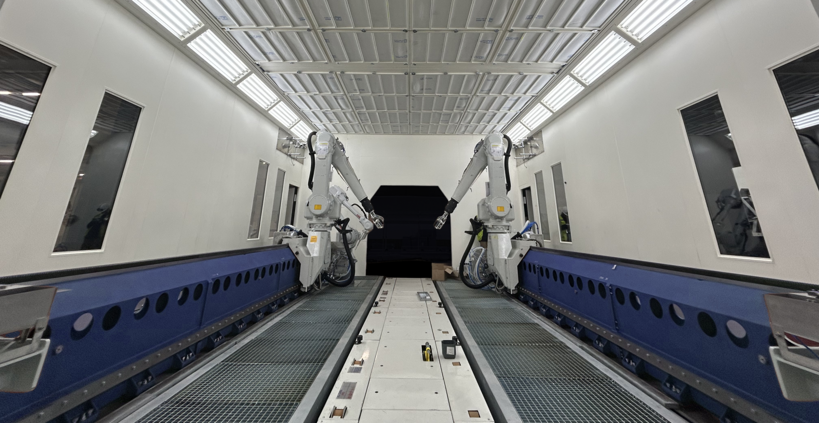 Réalisations EPI Europe Cabine OFA avec bras automatiques sur ligne de peinture industrielle.