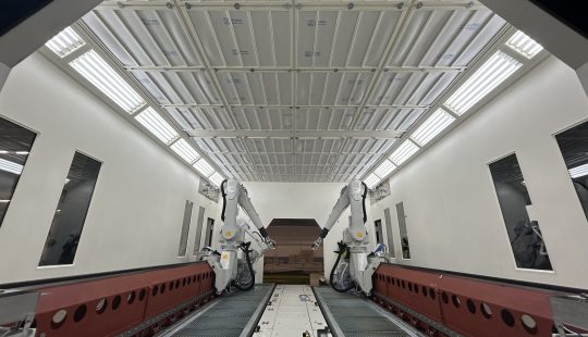Réalisations EPI Europe Cabine OFA avec bras automatiques sur ligne de peinture industrielle.