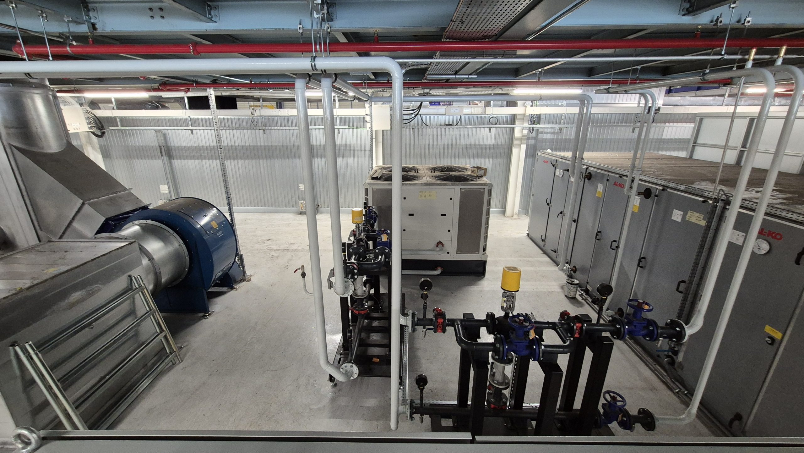 Équipements de ventilation et groupes techniques dans une zone industrielle