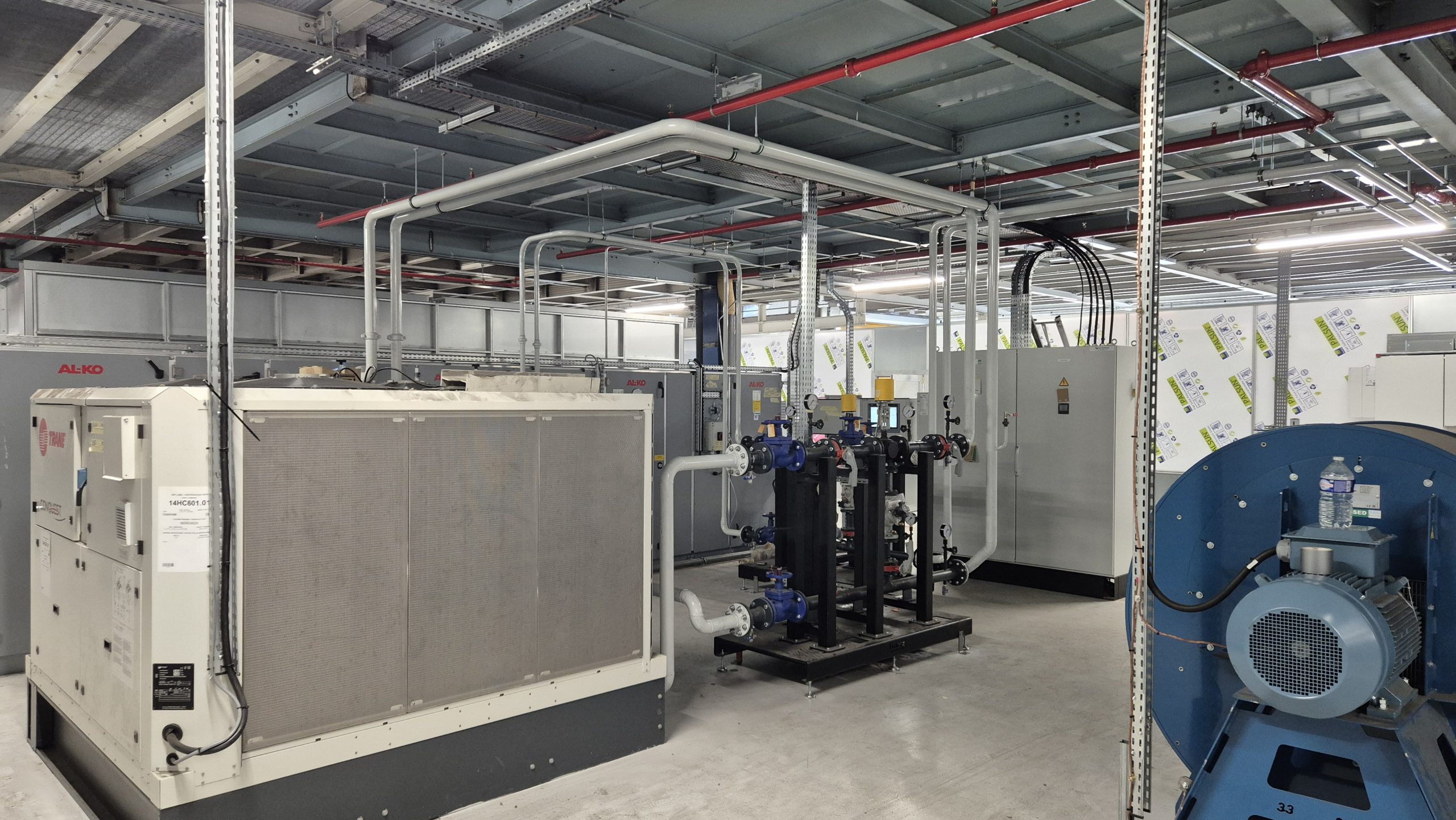 Installation technique avec groupes de conditionnement d’air et réseaux fluides en zone industrielle