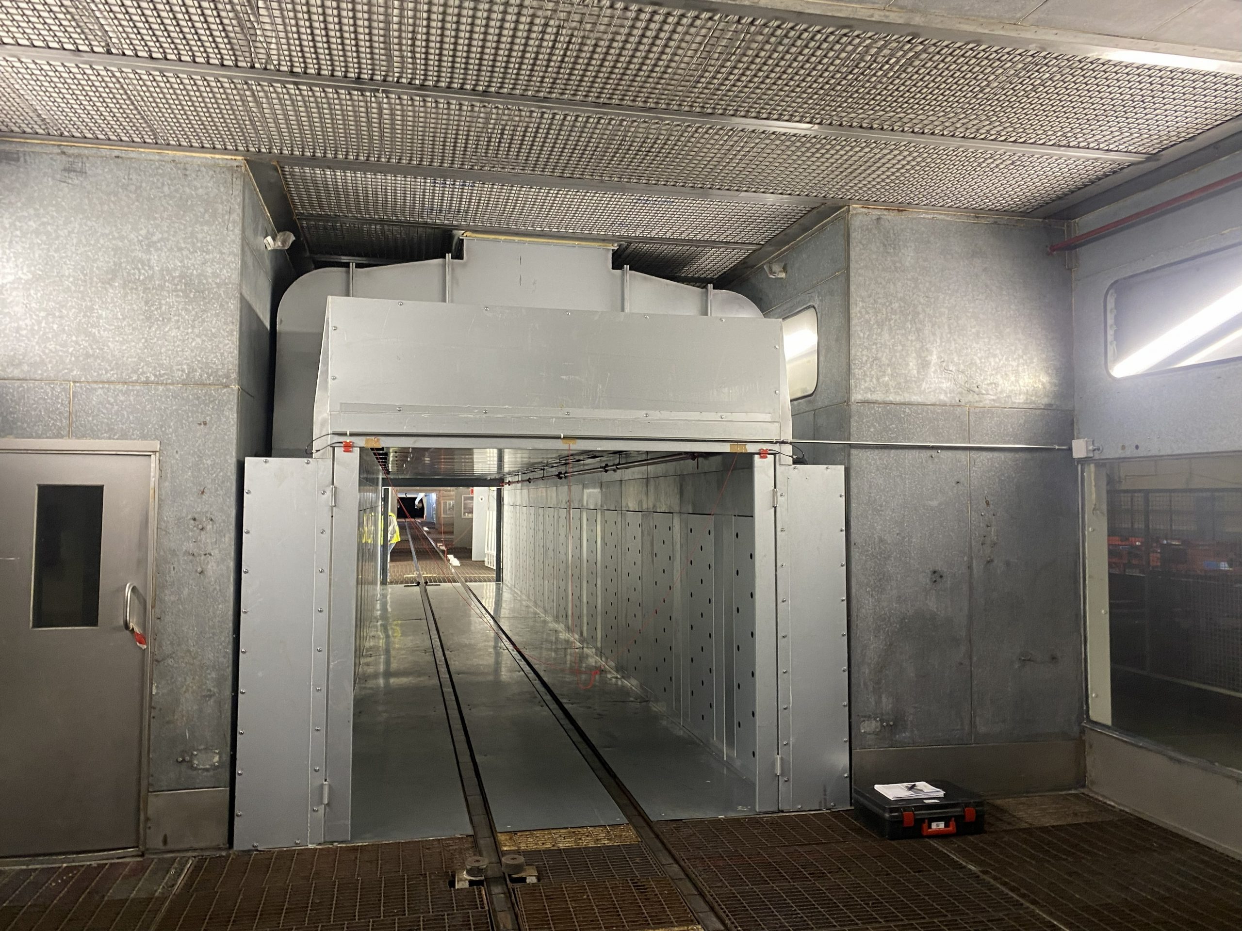 Tunnel métallique du système de refroidissement sur ligne de production industrielle